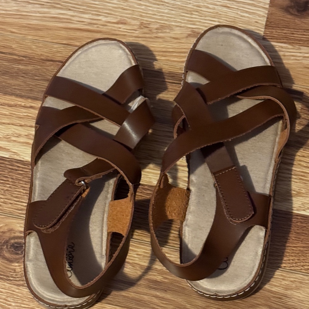 Mi Amore Brown Cross-Strap Sandals - Picture 5 of 6